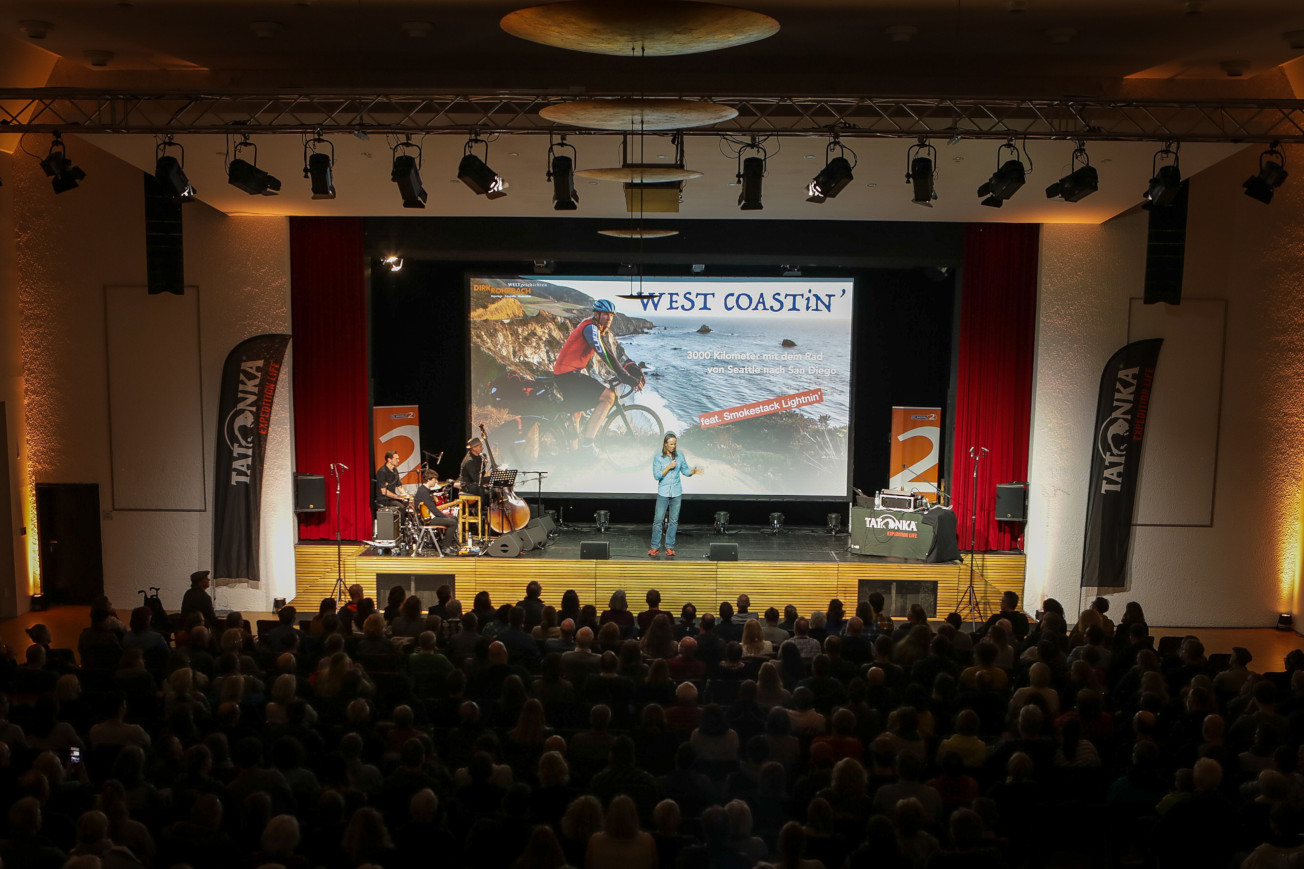 Dirk Rohrbach während seines Vortrags auf dem WILD!-Festival in Wolfratshausen im Jahr 2023.