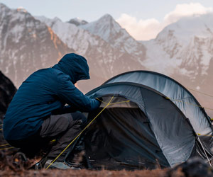 Zeltreparatur auf Tour